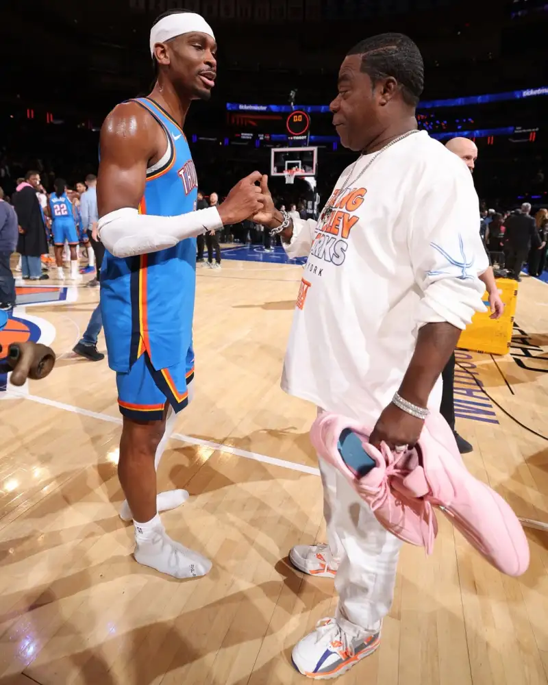 kaiyun-亚历山大今日赛后将亲穿球鞋赠予喜剧演员崔西-摩根