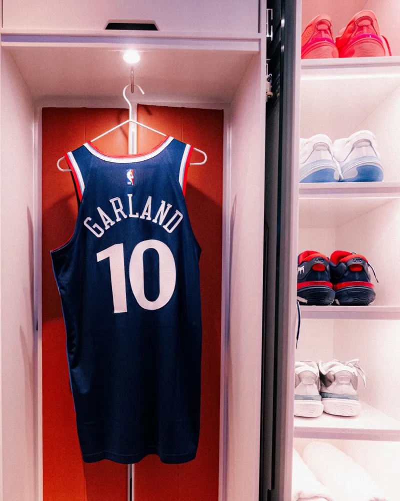 开云体育-主场首秀来了！快船社媒晒加兰10号球衣的特写照片