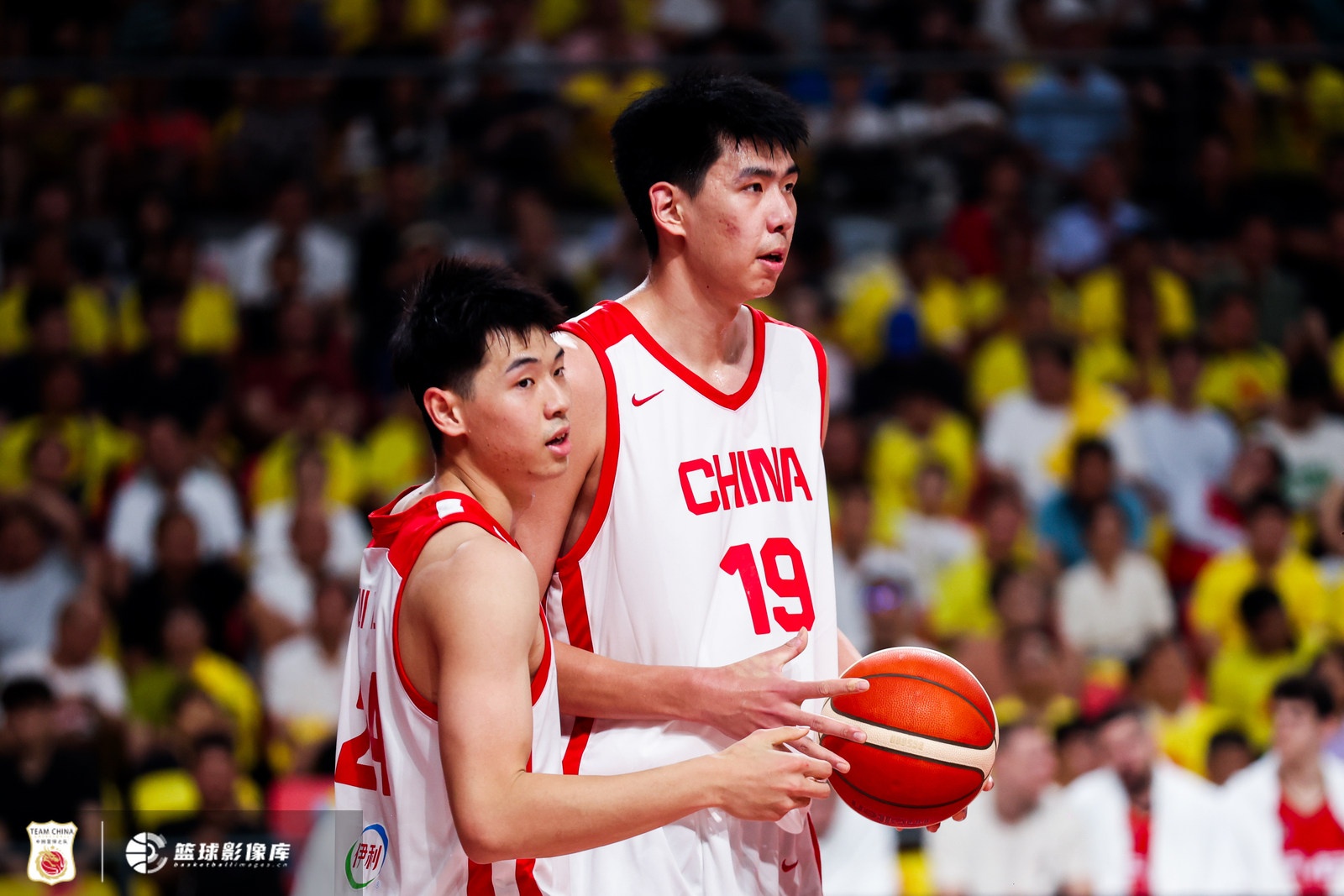 开云体育入口-媒体人：中国男篮集训队老中青3代搭配 年龄结构合理开始逐步换血